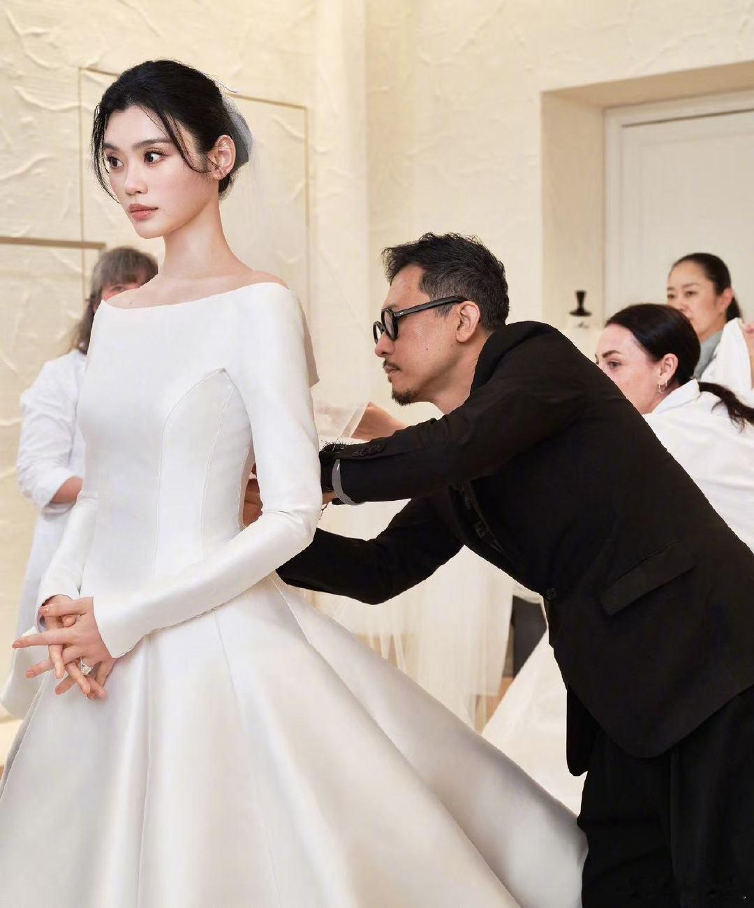 奚梦瑶婚纱超过600小时手工制作奚梦瑶婚纱超过600小时手工制作，历经六个月打磨