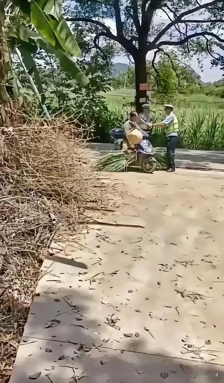 电动车酒驾真的要严查，不能放过任何一个细节的地方，防患于未然，还有电动车走机动车