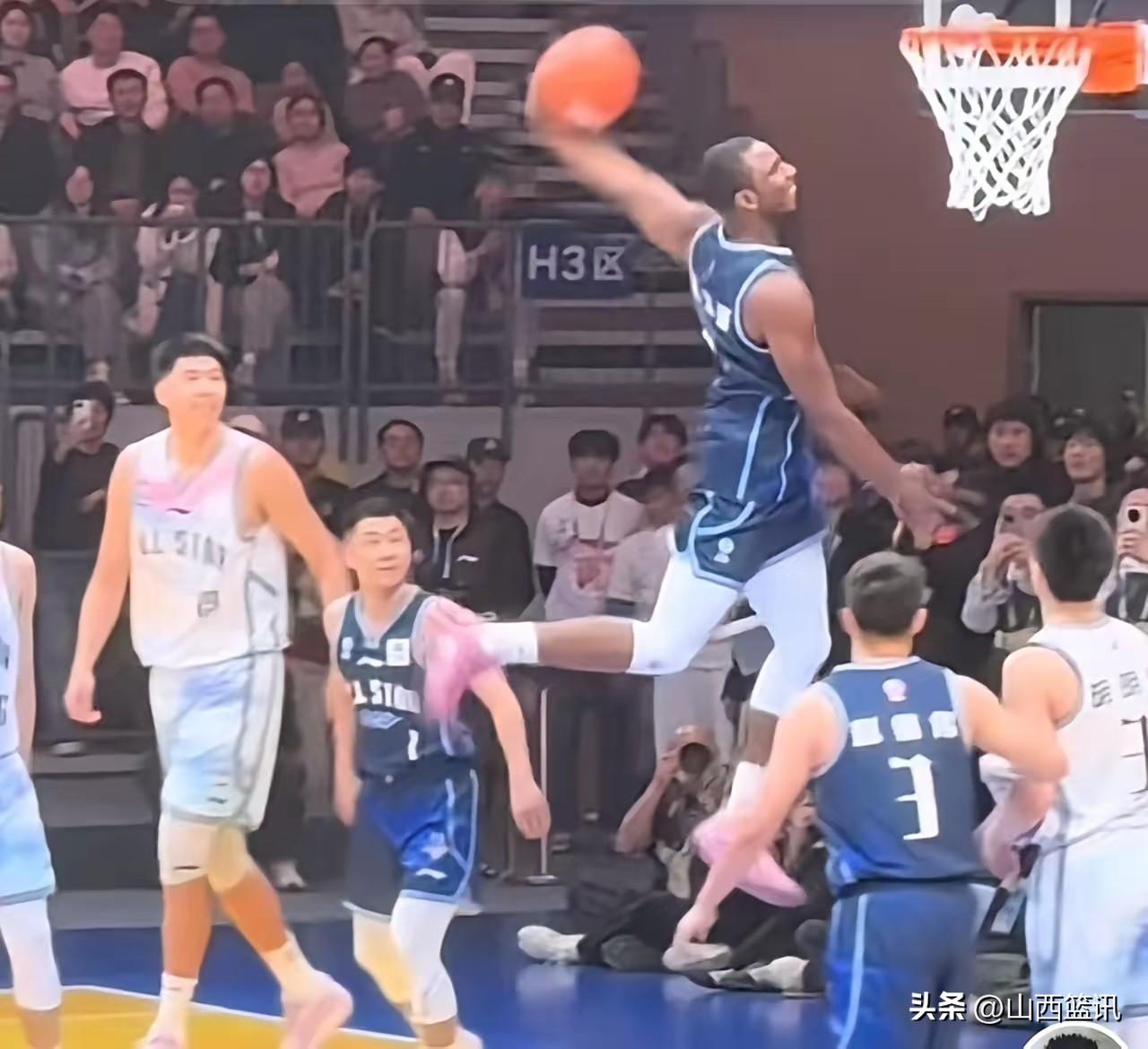 北方明星队员愧对迪亚洛的职业精神！当赵睿一个劲投篮、一个劲失准、还一个劲偷笑的时