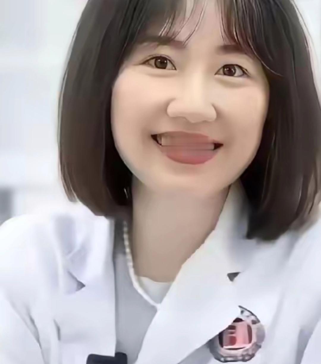 曾琦，最美的地方就是牙！你看她是眼科的，眼睛也挺大！眉目婉转，明眸善睐！但是她的