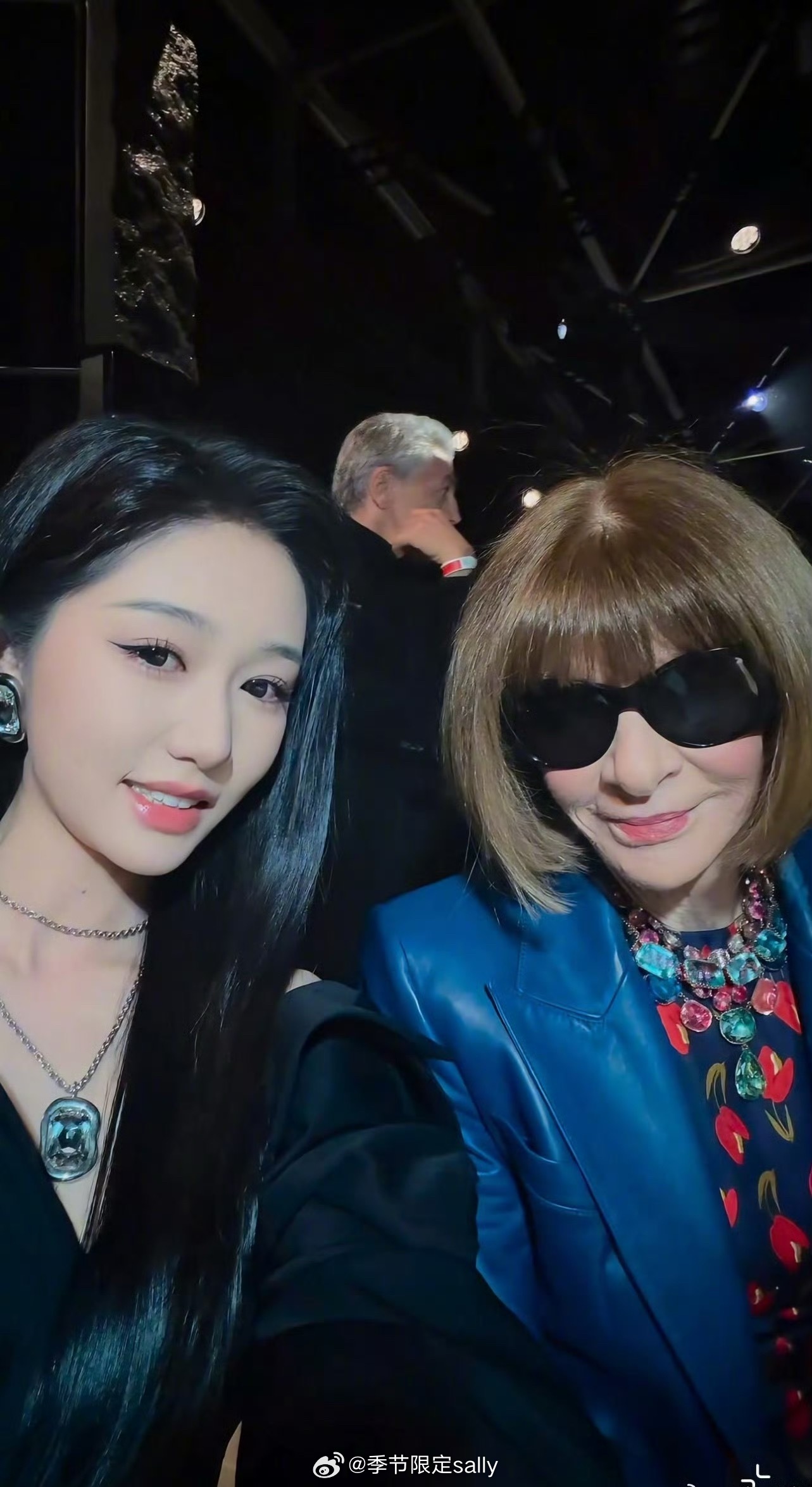 岳雨婷与前美版VOGUE主编安娜合照，晒了纪梵希邀请函 这波流量是有了岳雨婷晒纪