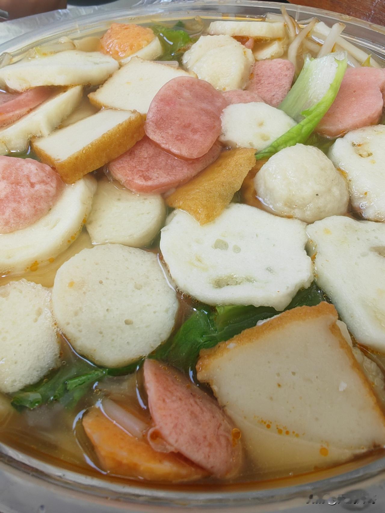 午餐打卡街头米线，小份十二。我是很少吃街边摊的，这家米线算是例外。
米线里面配菜