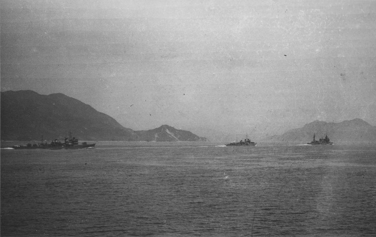 这张老照片拍摄于 1942 年 10 月，由良号轻巡洋舰领舰队形，村雨、春雨两艘