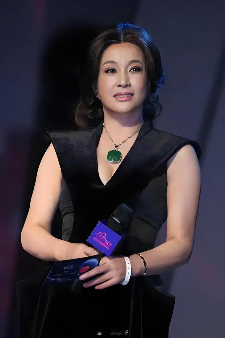 刘晓庆从不被年龄绑架在她身上完全看不到岁月带来的桎梏，始终保持热爱与活力，永远自