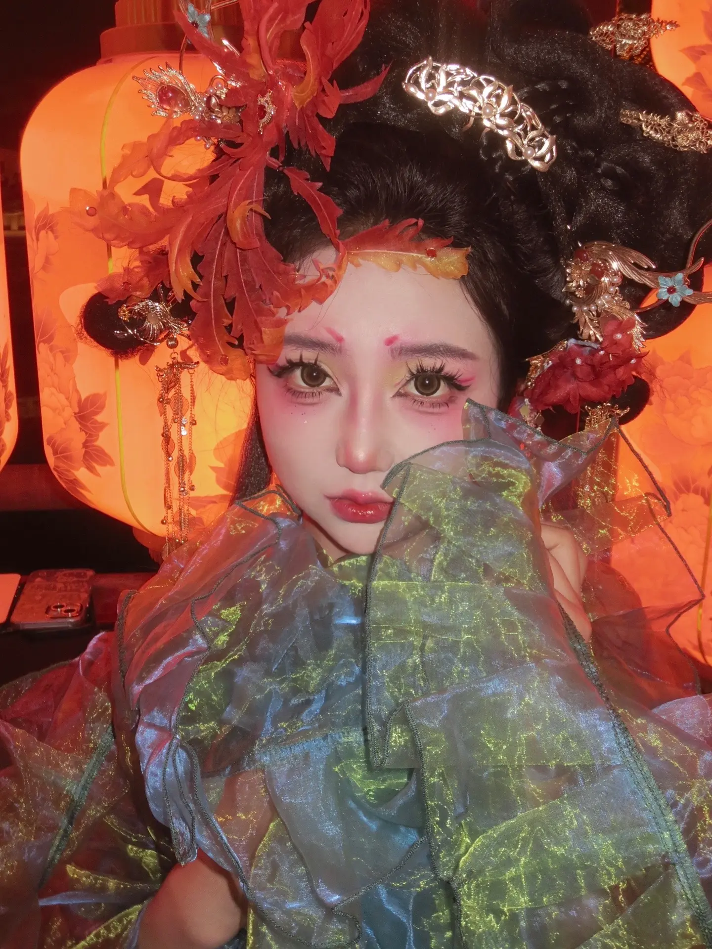 好喜欢化妆师给我画的这个妆呀！洛阳牛啊！真正的让我拥有了卡姿兰大眼睛，真的舍不得卸掉！好喜欢，根本拍不够哈哈！