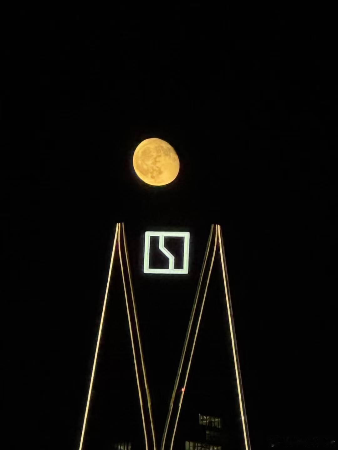 夜是高楼流光的幕布，月是宇宙温柔的印章。当现代建筑的几何棱角，遇见古老月球的澄澈
