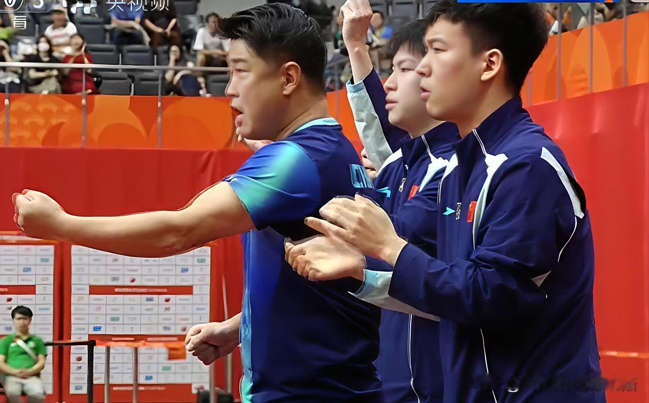 中国男团3-0进决赛，打出团魂和热血。
今天的男团不是一个人在战斗，台上台下合成