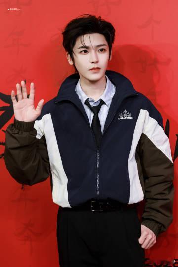 侯明昊直播 侯明昊给粉丝抽福利时超认真！盯着屏幕念ID还会确认