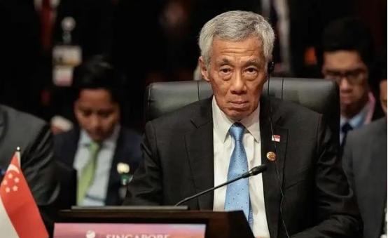 川普为何变“聪明”了？很有可能躲在川普背后的那个“暗鬼”就是新加坡。因为中国海南