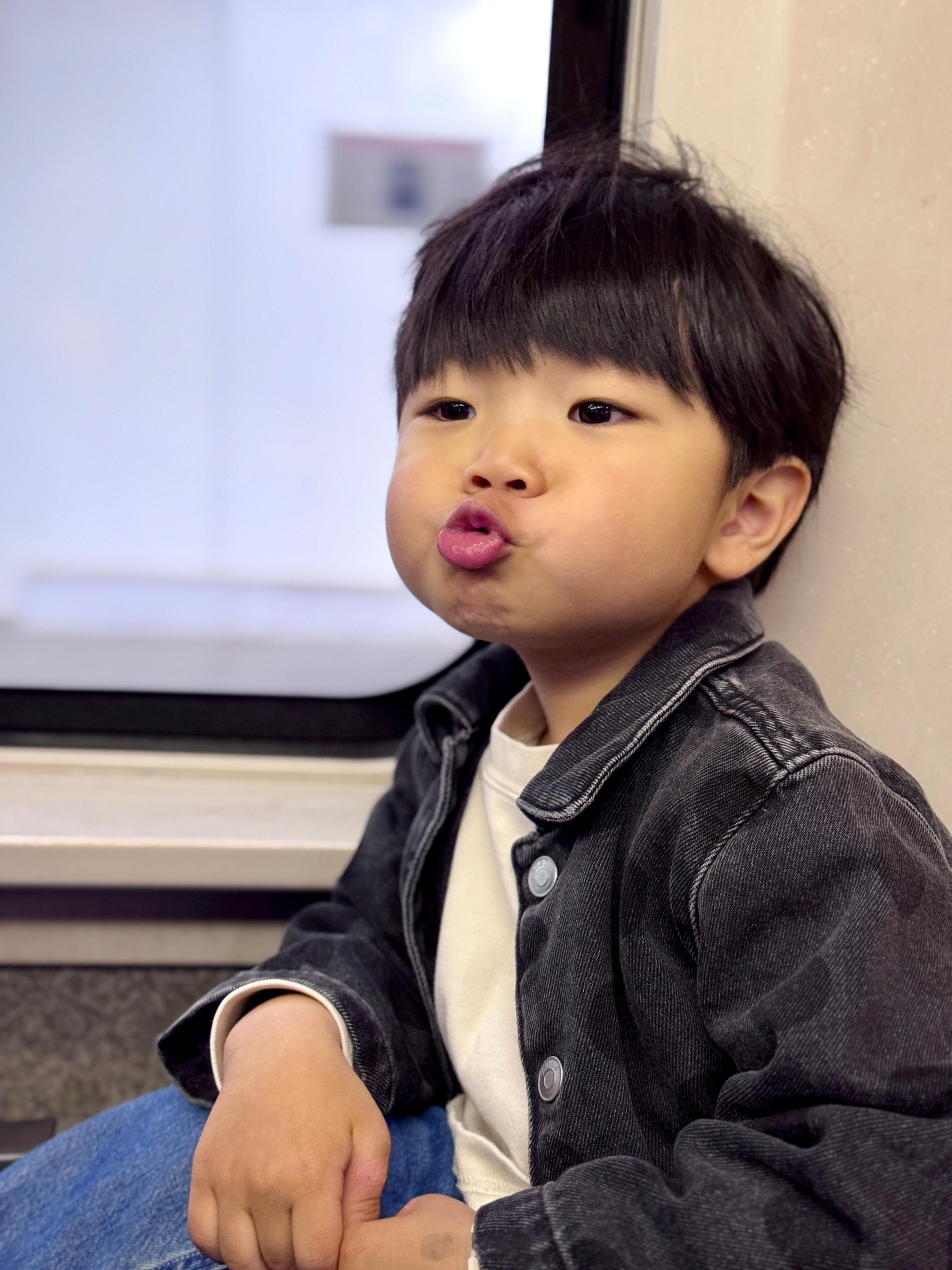 言传身教多重要！我看错车座号，走过了，还一个劲走——Aimee隔着老远叫我： 你