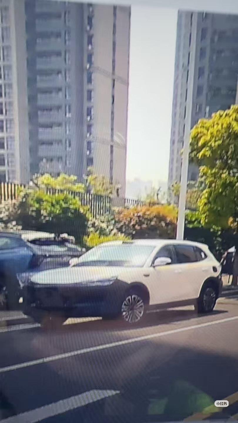 网友拍到美好生活某纯电SUV的A2版本注意细节：头顶激光雷达，车身左后侧充电口，