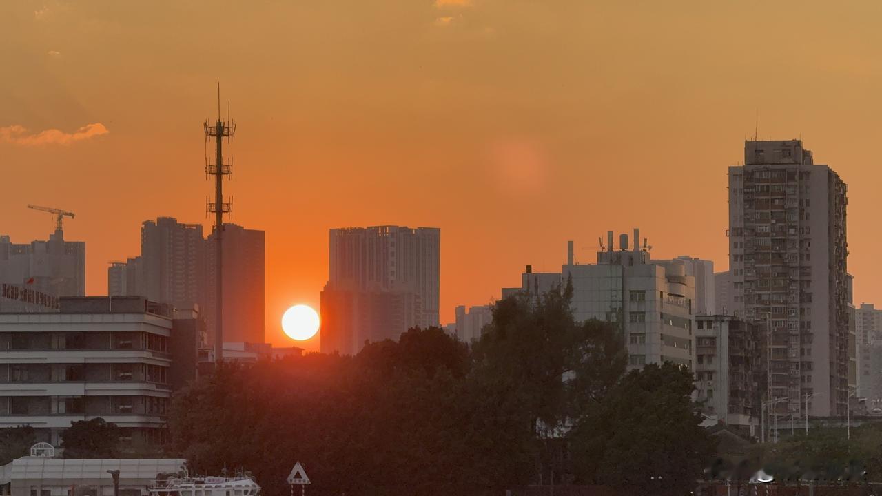 今天是4月21日，星期二，早安。

人生是一场漫长的旅行，不必总是匆忙，不必一路