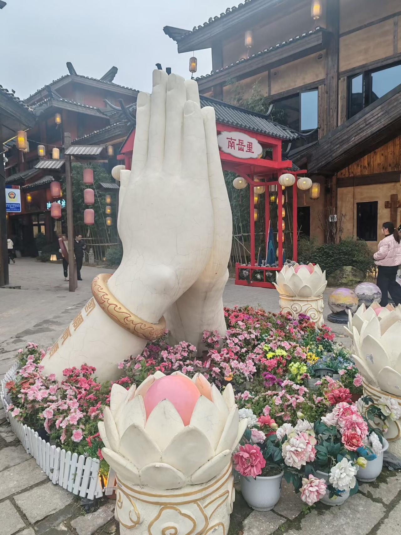 虽说偶尔会听闻各地的纷争，生活中也难免有些磕绊，但和平向来是咱普通人刻在骨子里的