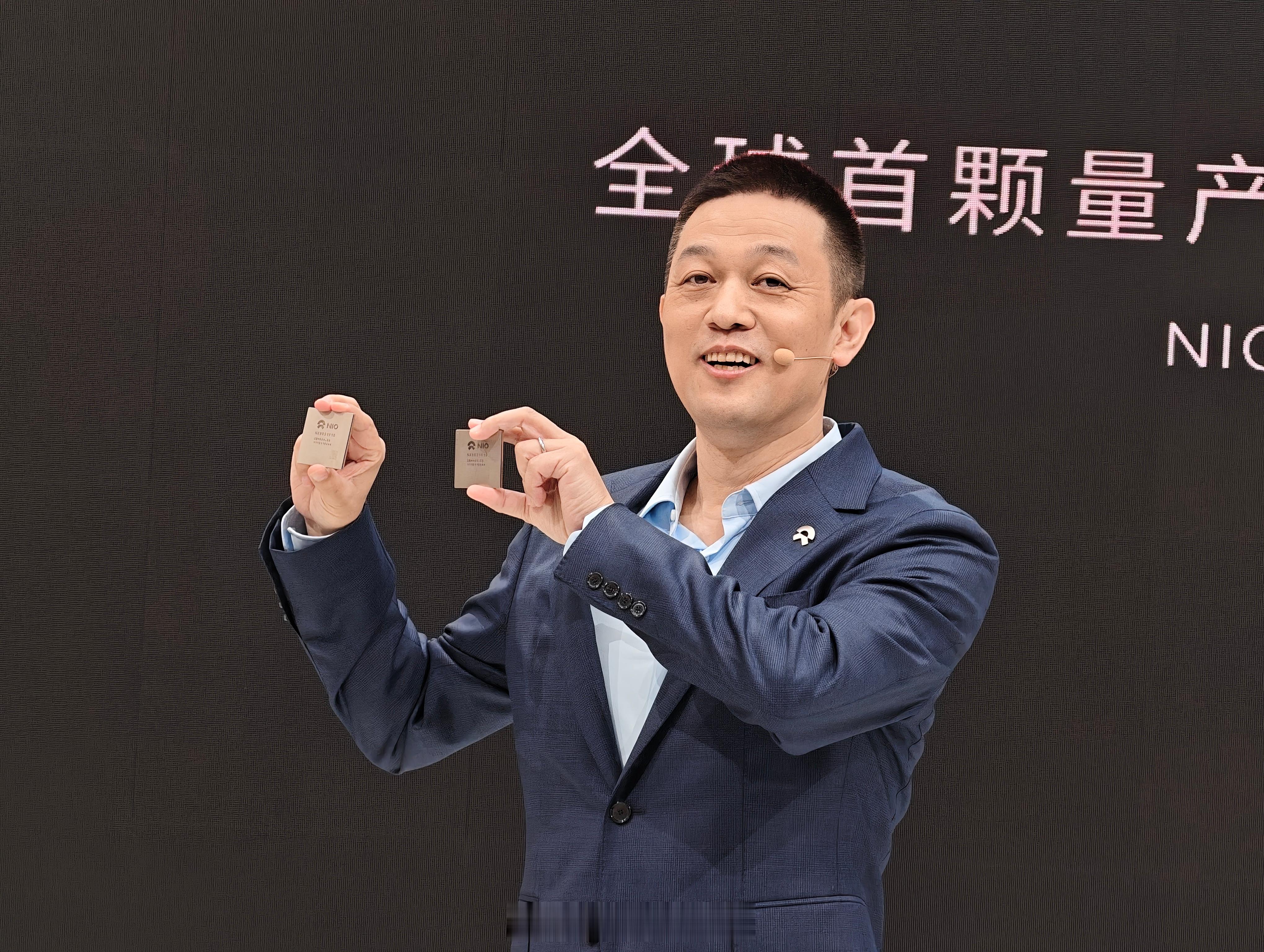 李斌今天从口袋掏出2颗神玑NX9031芯片原因是，ET9上有两颗神玑芯片1颗抵4
