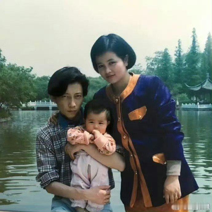 #白鹿跟妈妈好像# 白鹿遗传到妈妈美貌，小时候的她就非常漂亮了，非常惹人喜欢！ 