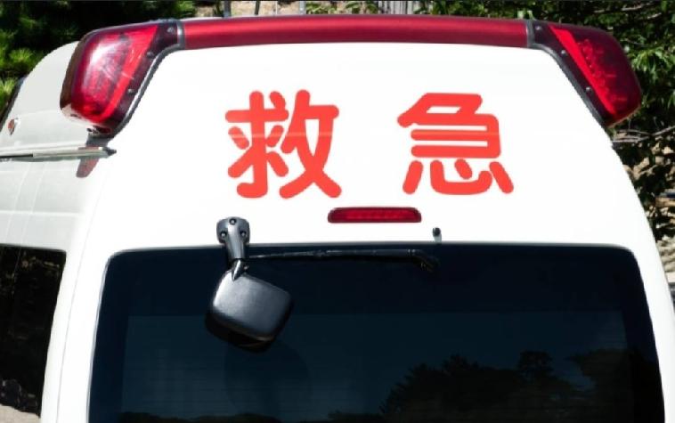 一名69岁居港中国妇，18日与家人在日本冲绳县名护市，练习驾驶四轮越野沙滩车时，