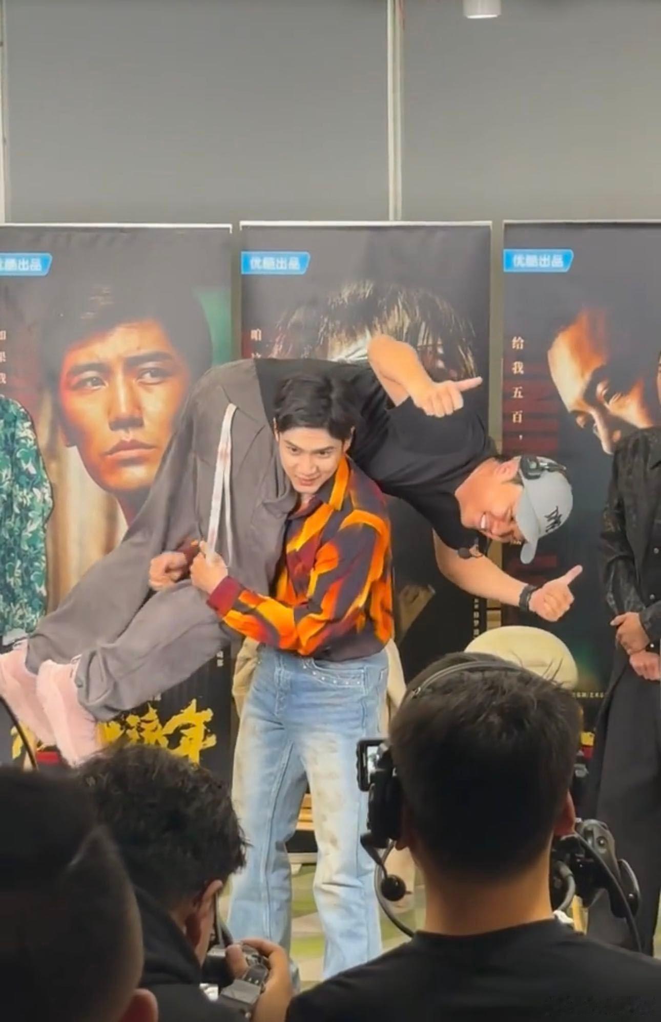 #韩东君在古代一定是举人吧# 韩东君！一看就是努力健身的壮汉一枚～主打的就是一个