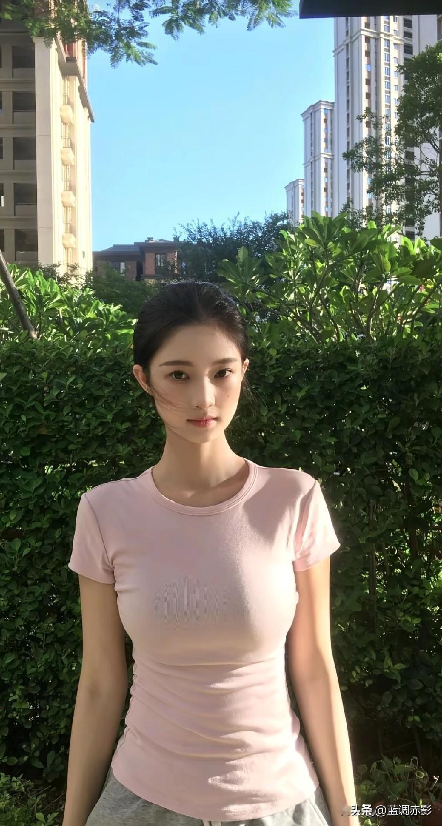 清新夏日穿搭，粉色T恤搭配绿植背景，元气满满！🌞💕