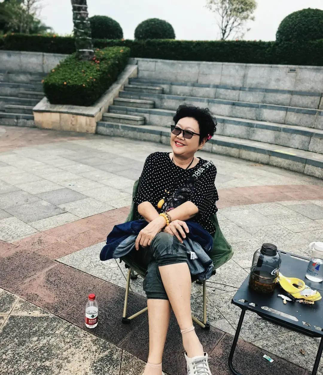 明星广告里，她连瓶子都没摸过。
那个素人姐姐的试用视频，让染发膏一天卖爆。
镜头