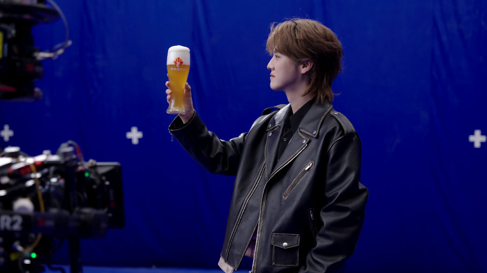 鹿晗片场状态比鲜啤还鲜活 花絮中鹿晗与鲜啤的互动充满活力，状态好到溢出屏幕，鲜活