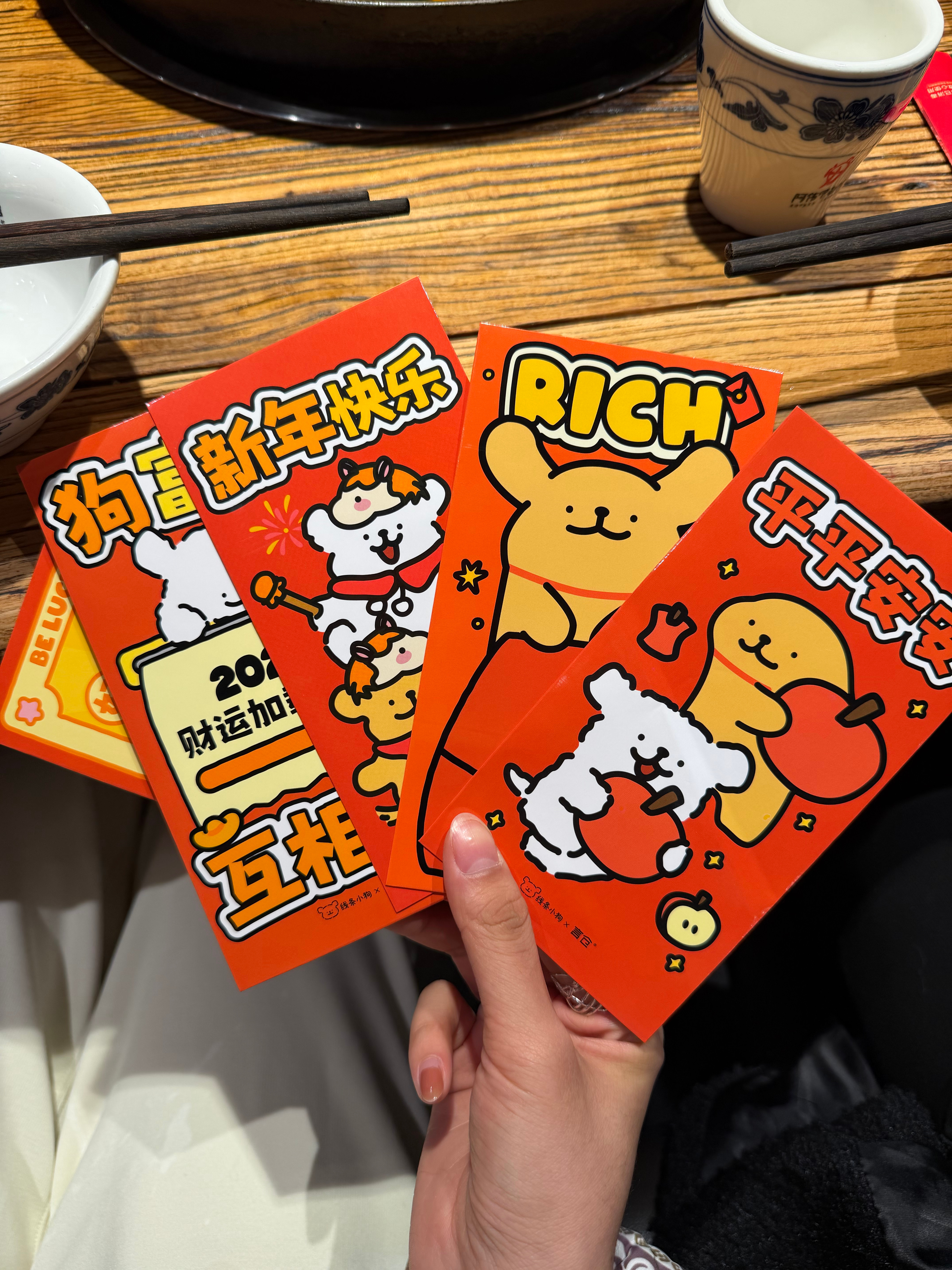 红包好好好，已经准备好小狗红包了！你们那边已工作但未婚需要给小辈发红包吗？ 