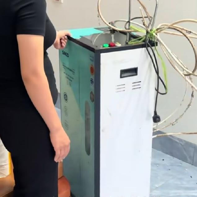 我就在越南给五叔盖房子，现在挖掘机已经在这干了好几天，马上就要挖掘机了，五叔每天