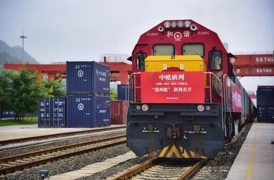 中欧班列对促进中欧贸易作用巨大。以前货物走海运，时间长不说，还受天气等因素影响。