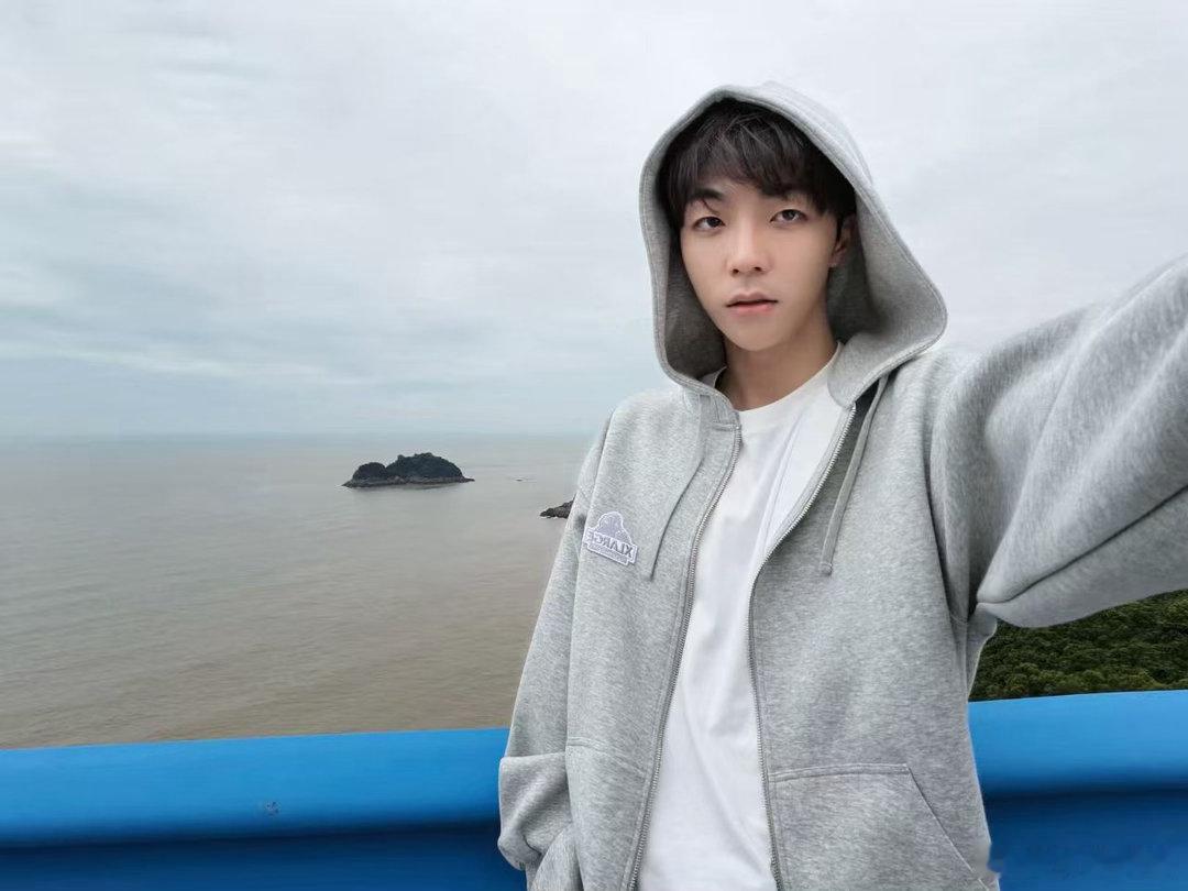 陈立农我要忧郁一阵子了陈立农忧郁氛围感照 很多人觉得演员就是说台词走位就好了，但