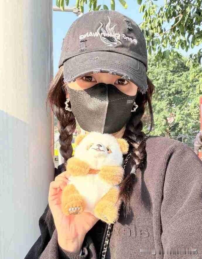 我的今日状态：😁轻松愉快
我这里的天气：☁️阴天

从春夏到秋冬，白鹿的镜头里