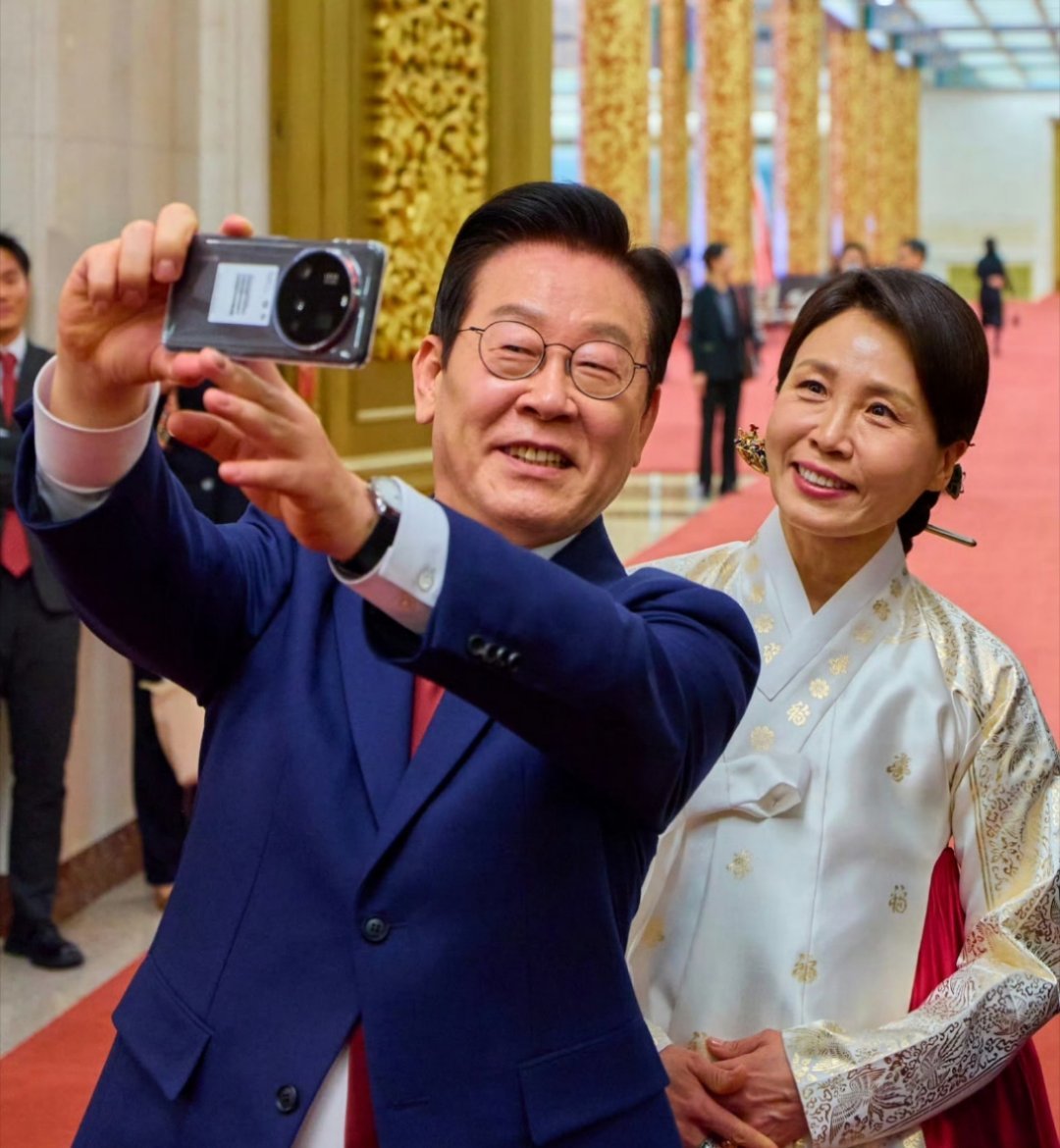 李在明发布了他在人民大会堂的自拍照，用的手机是小米15Ultra。李在明自拍热点