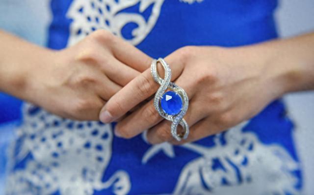 以前卖820万，现在地摊9块9。中国几个不知名的小县城，硬是把西方百年的“奢侈品