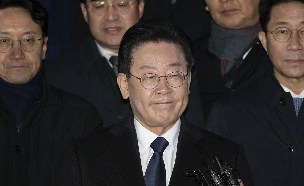 为什么泽连斯基要说移交给韩国两个朝鲜战俘呢，因为他觉得韩国欠他的。这里的“欠”不