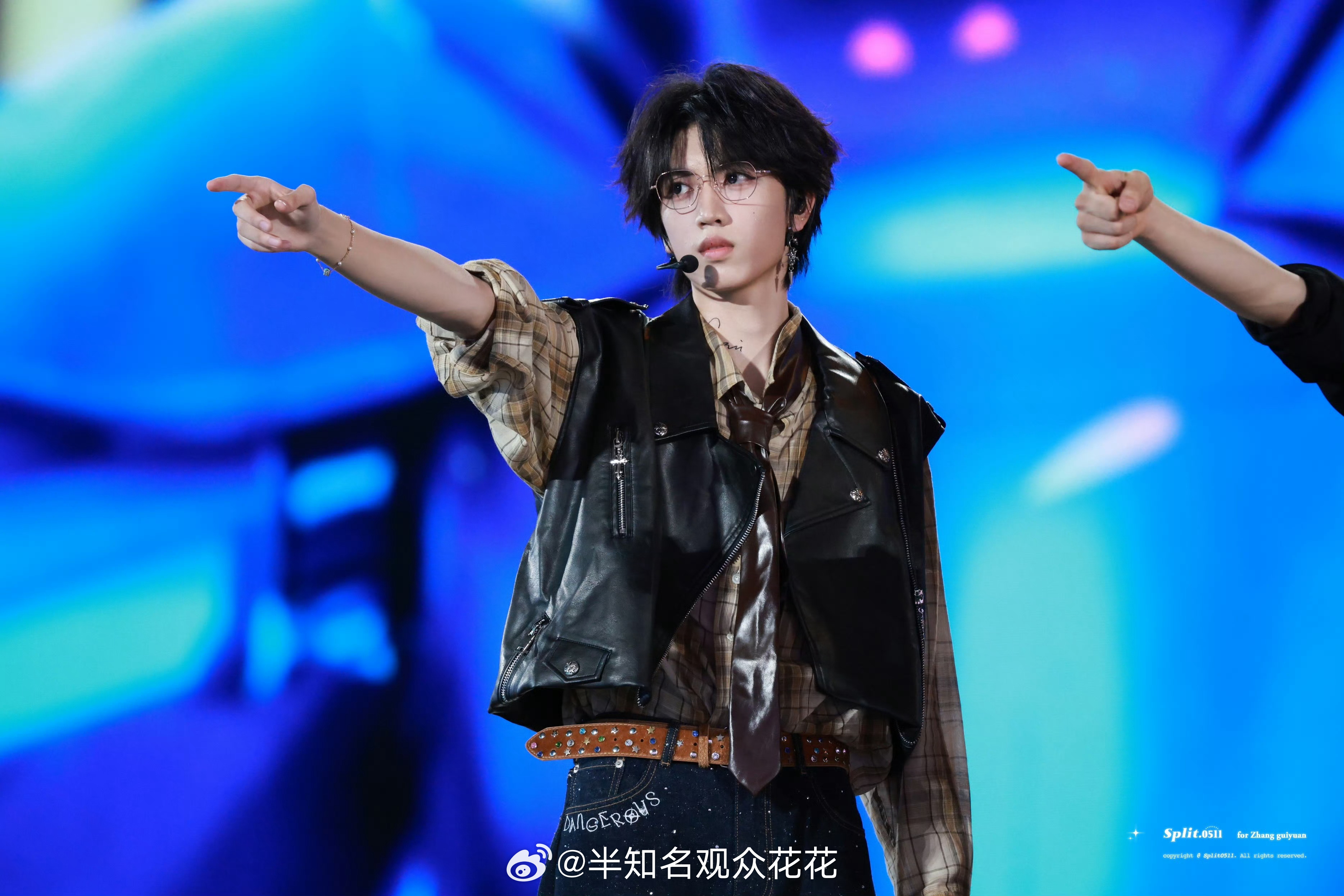 哇塞 怎么那么帅啊张桂源皮衣金丝眼镜张桂源皮衣金丝眼镜造型