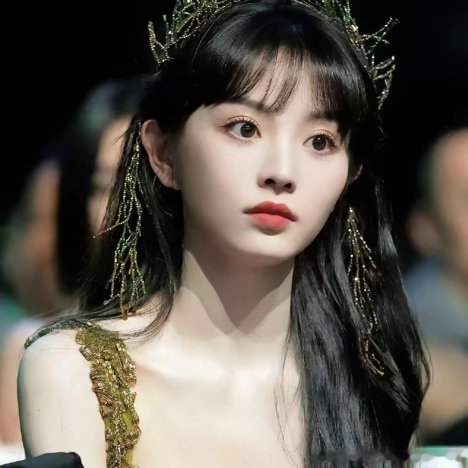 田曦薇真不适合没刘海的发型啊最近的她为古驰拍摄的广告大片，把刘海梳了起来，差点没