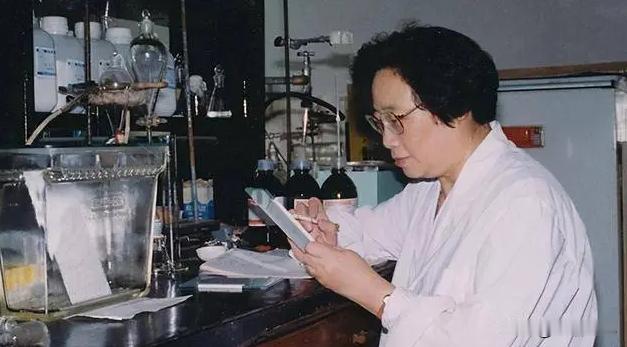 院士神话破灭了？1800位国内顶尖科学家无缘诺奖，唯一诺奖得主反被“院士头衔”拒