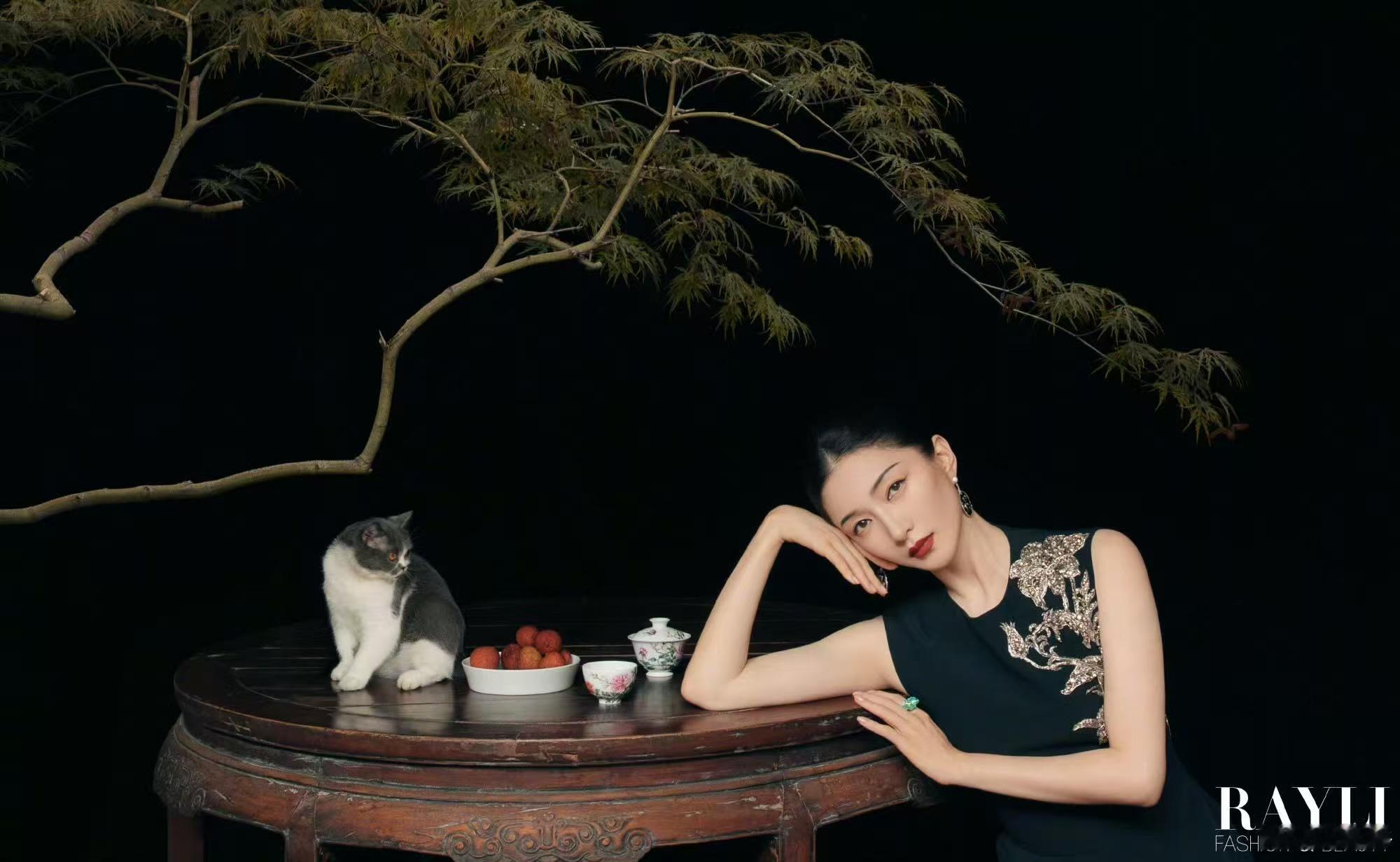 江疏影穿搭不基础脸就更不基础 红裙配团扇有格调，大光明发型显精致。穿搭不落俗套，
