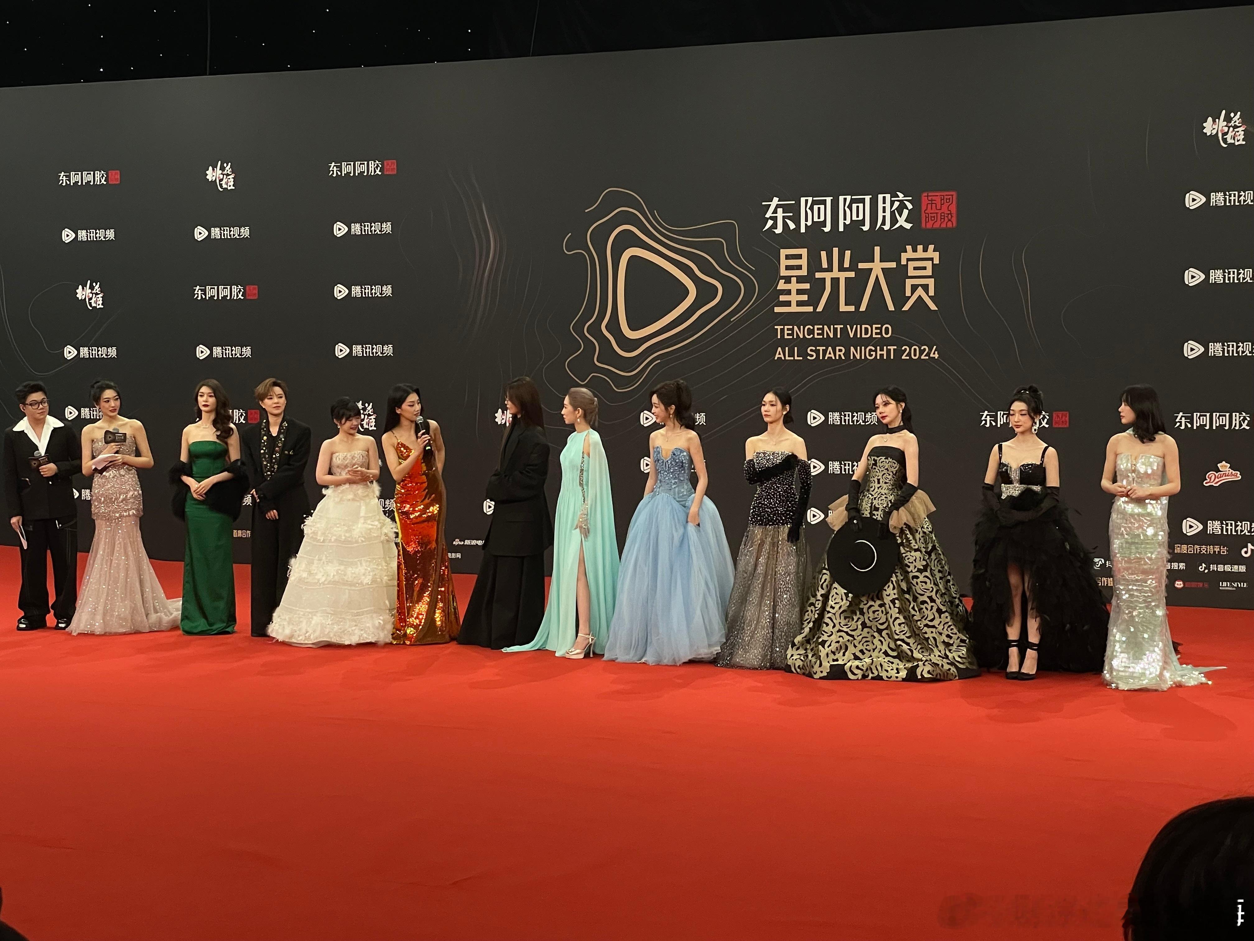 星光大赏红毯  星光大赏红毯火箭少女101合体！今夕是何年啊，竟然又让我看到火箭