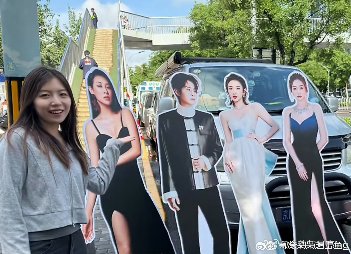 惊鸿一面在三里屯合体 拿着嘉宾立牌逛商圈，《惊鸿一面》来了场线下“隔空联动”，路
