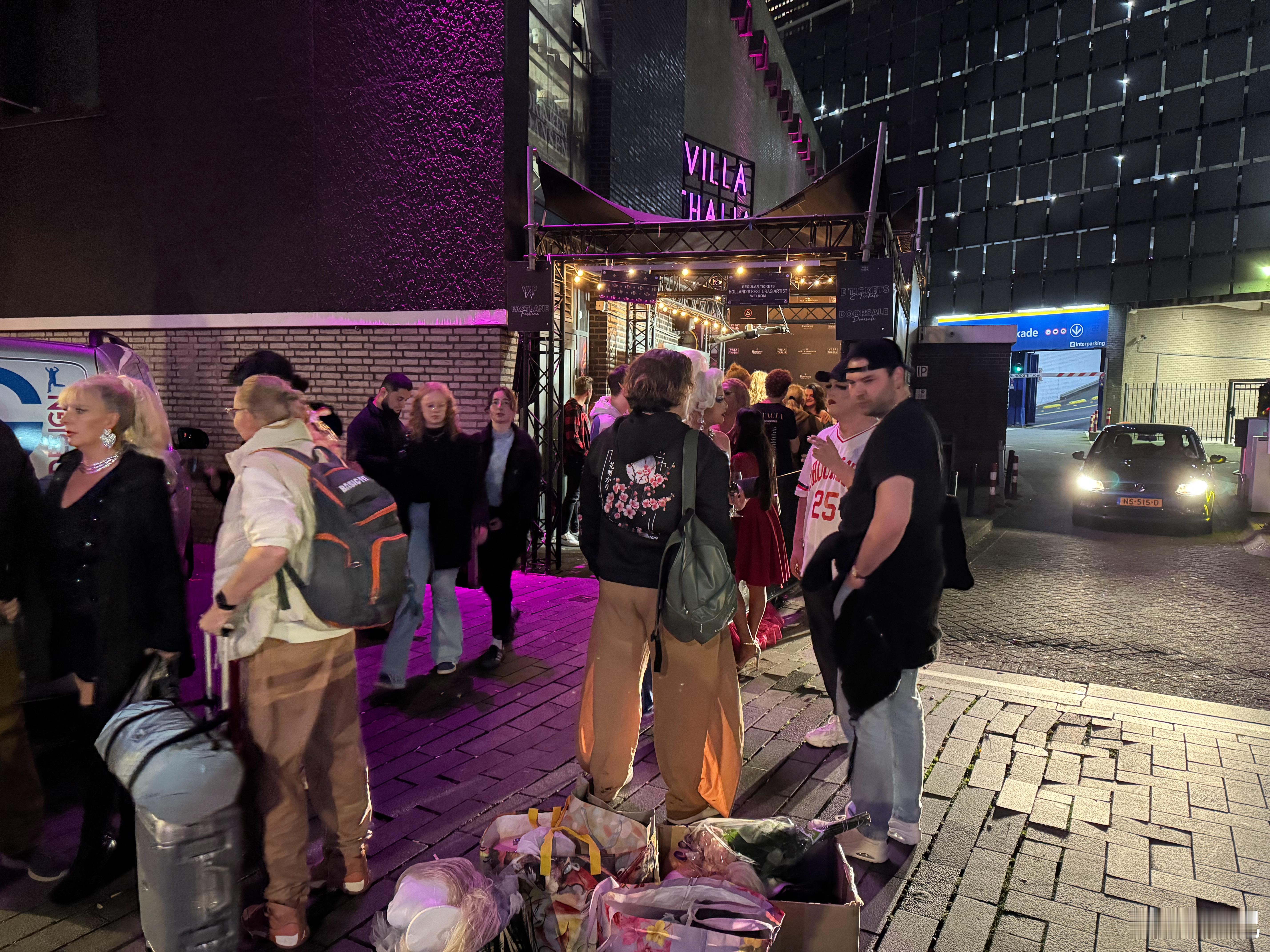 看到个酒吧想进去坐坐，门口服务员拦住了，告诉我票卖光了，这是GAY PARTY。