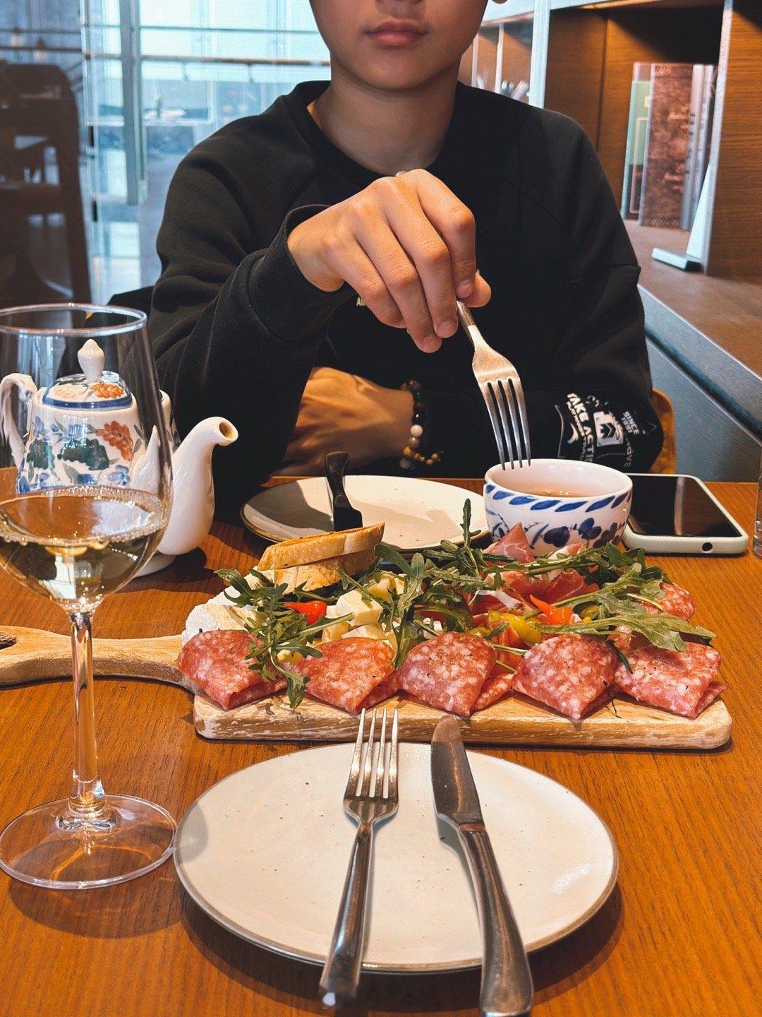 杭州天目里很好逛。杭州是鸢屋书店正式进入中国的第一个书店，天目里鸢屋也被称为代官