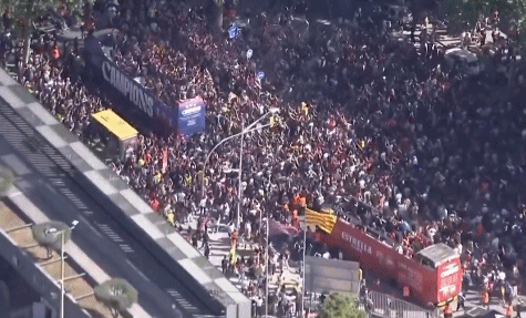 巴萨夺冠游行 75万人染红全城！巴萨5小时狂欢巡游，花式嘲讽皇马引爆话题北京时间