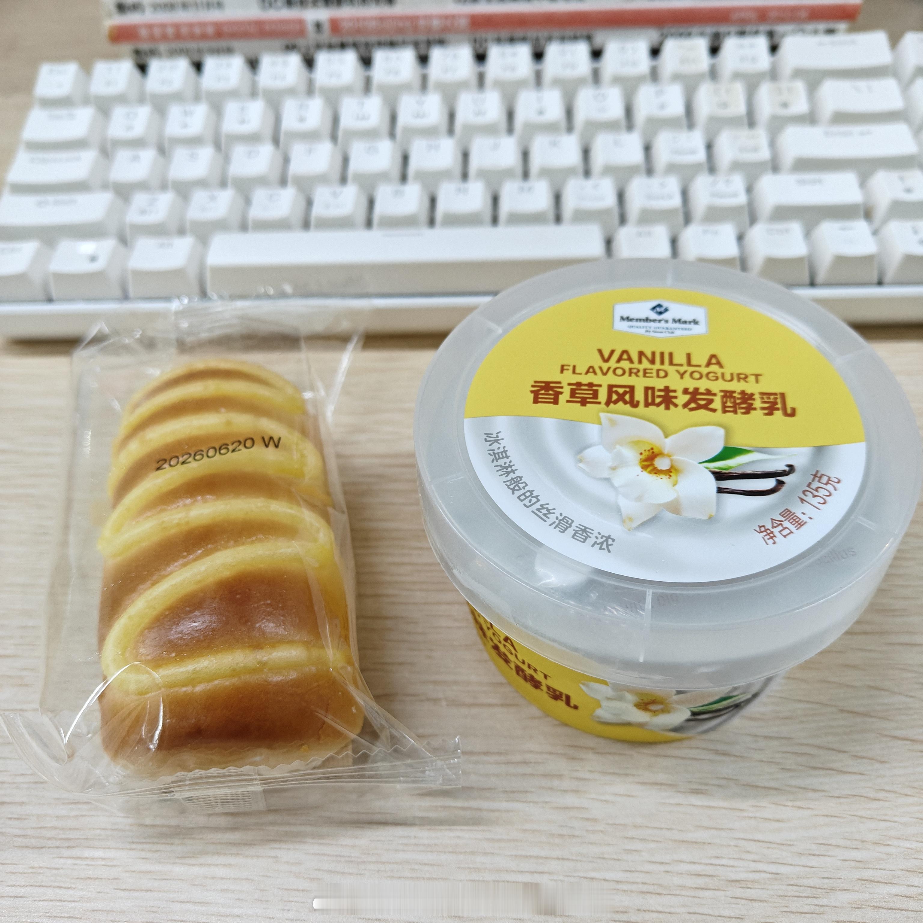 台风才过了一天最近的天气又开始热了今天整点降暑的下午茶吧山姆的香草味酸奶我认为味