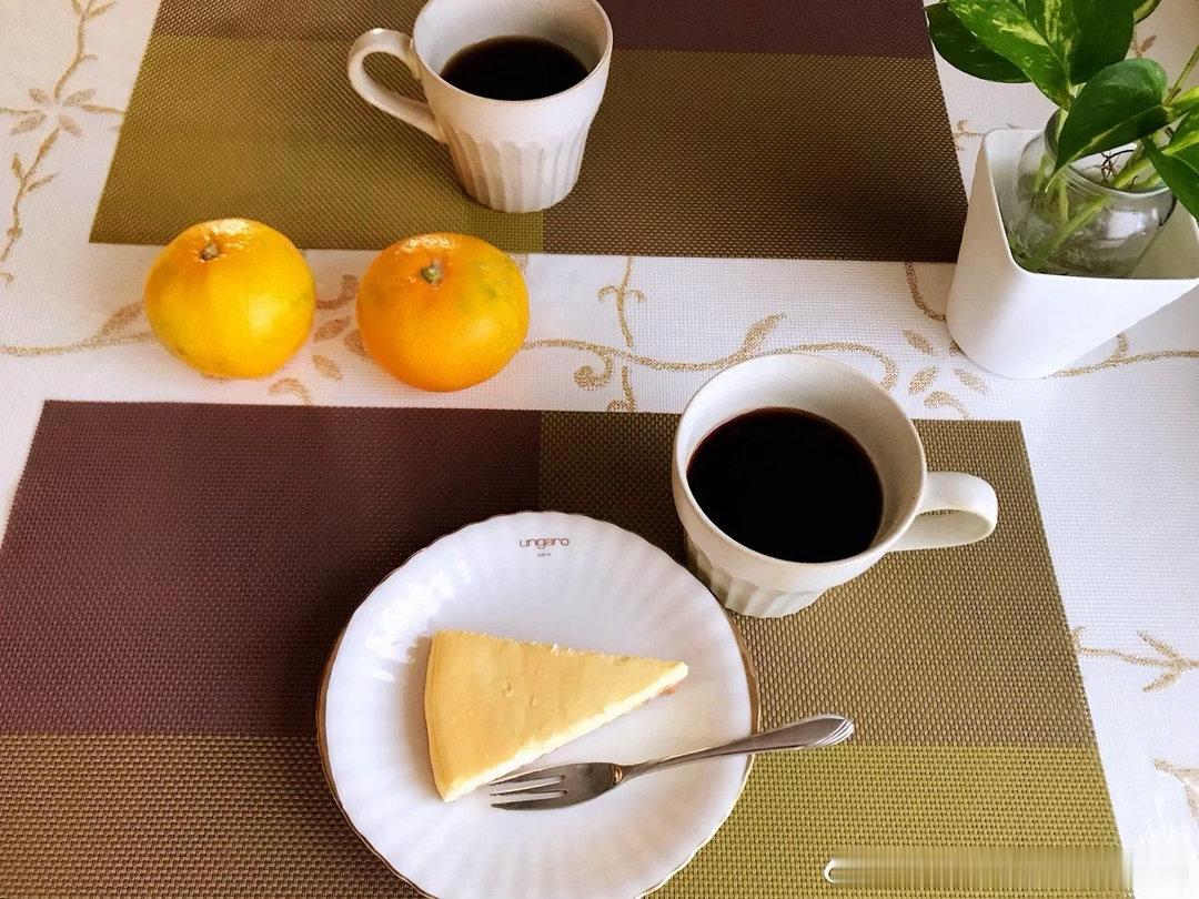 【搬运】2018年10月21日早 咖啡☕️➕芝士蛋糕 ➕橘子 今天在车站楼下发现