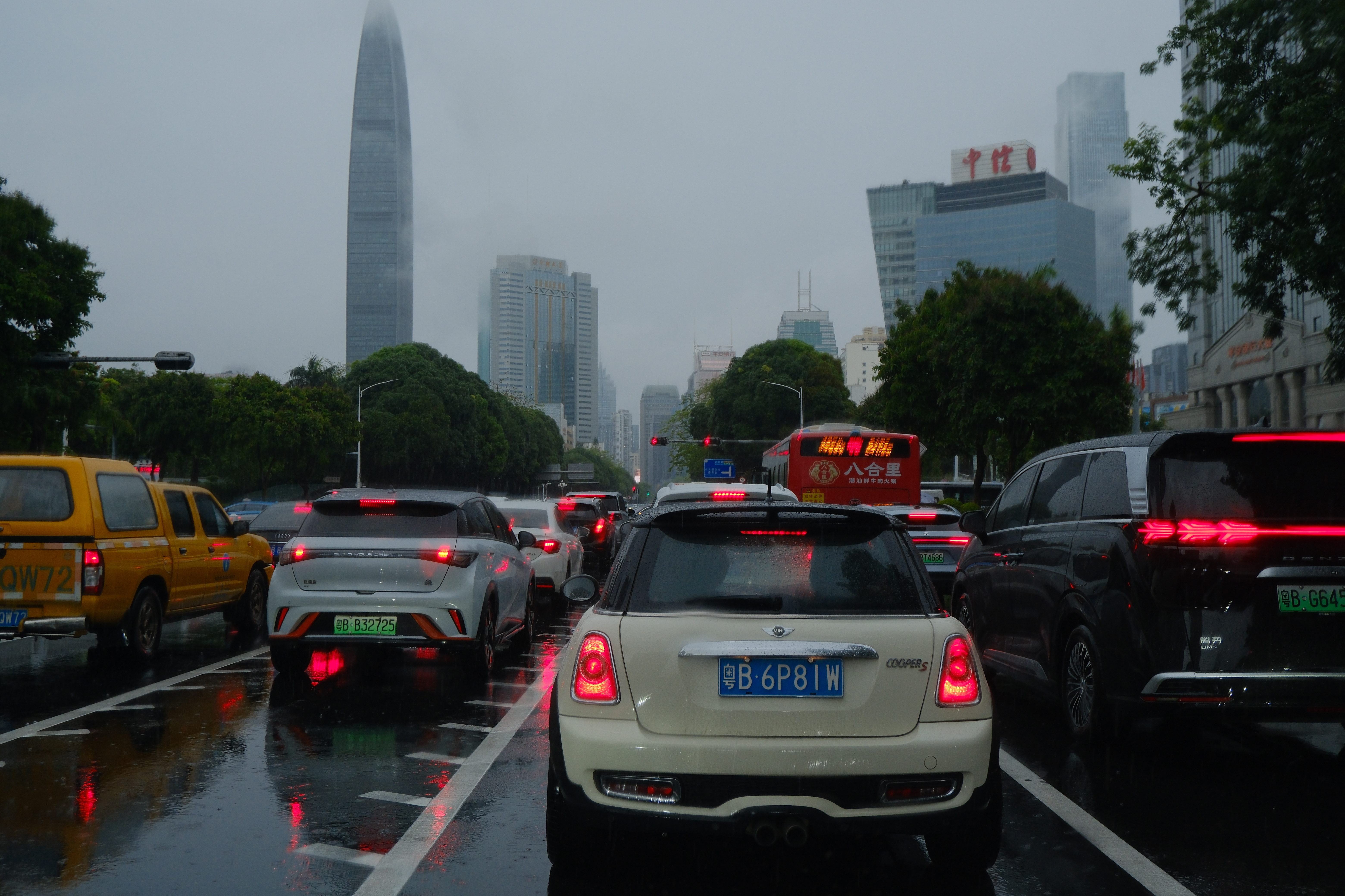 深圳暴雨好长时间没有这么大雨，雨后挺凉快 