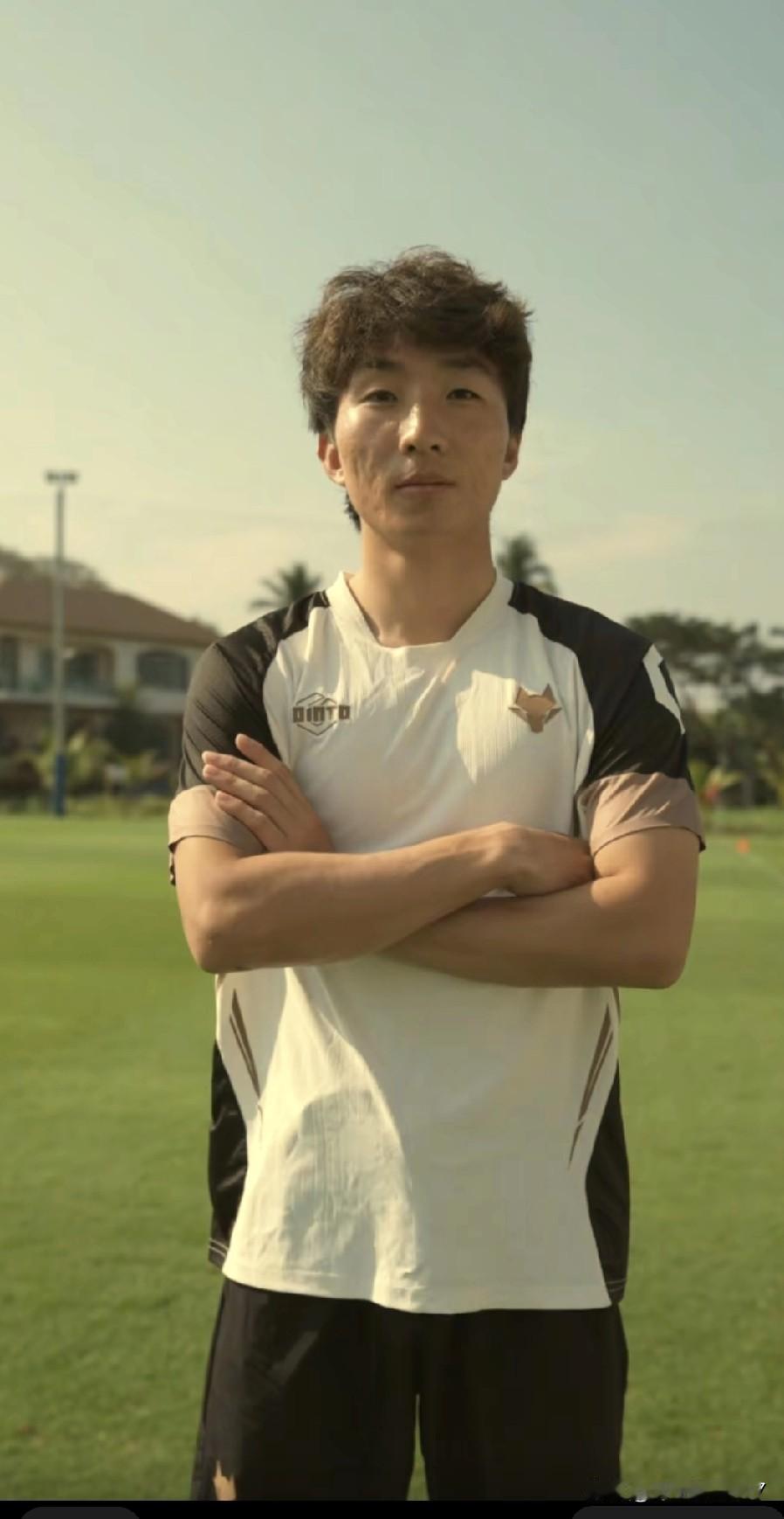 刚刚西北狼陕西联合又官宣了一个球员，来自山东青训的21岁后卫。