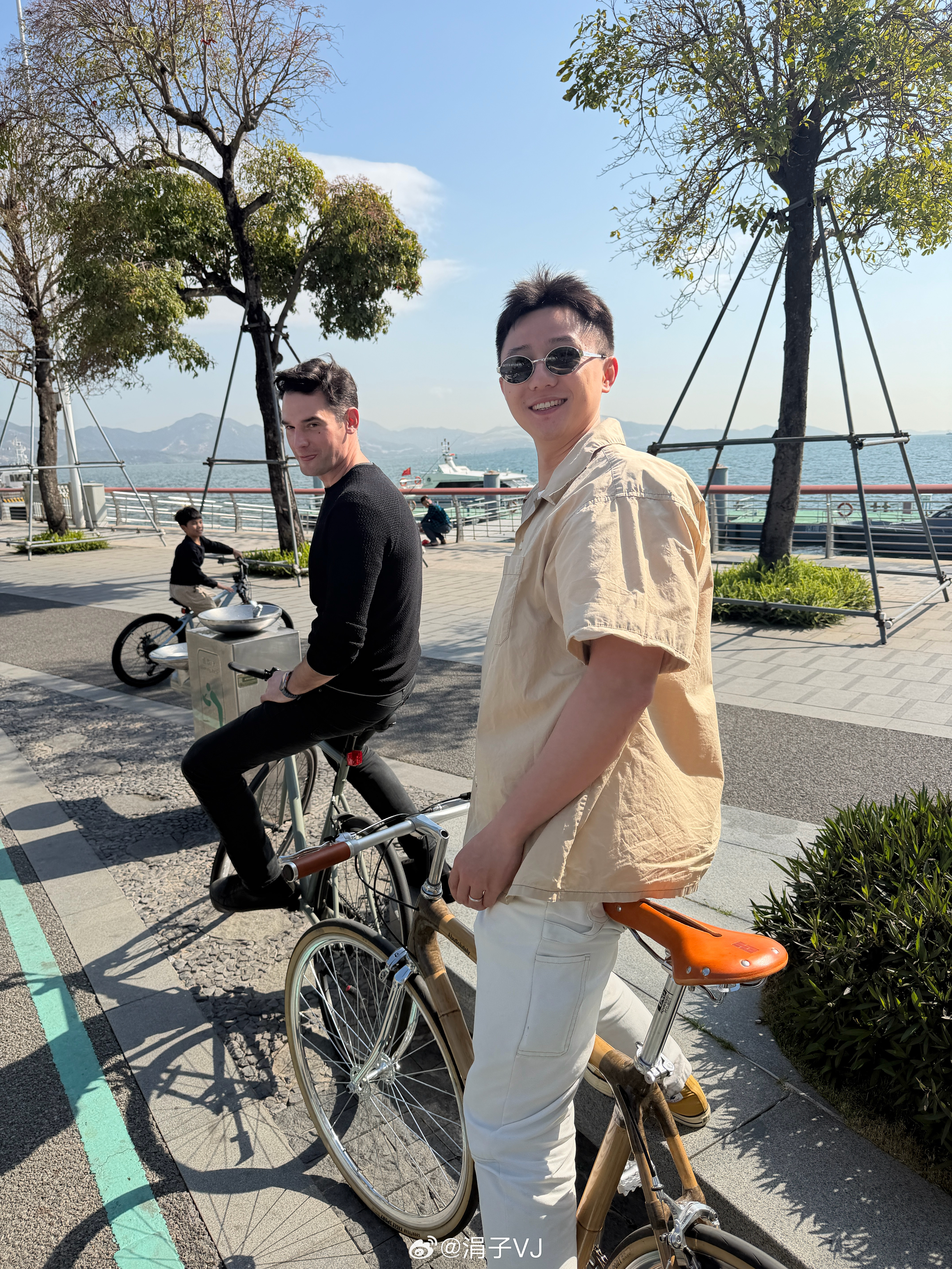 周末骑行，家里两辆大号自行车，两辆小布，朋友可以随时加入。国际友人是🎬摄影师，