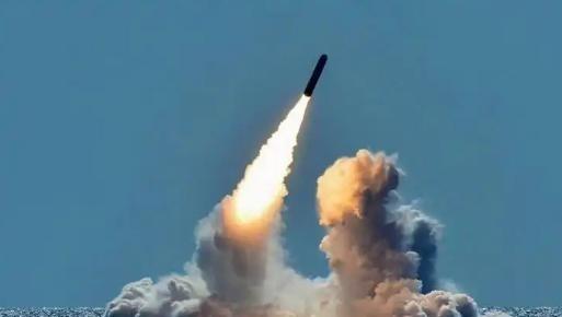 美国不敢打朝鲜，可不是因为心善。朝鲜和伊朗不同，朝鲜是真有核武器，还研发出能打到