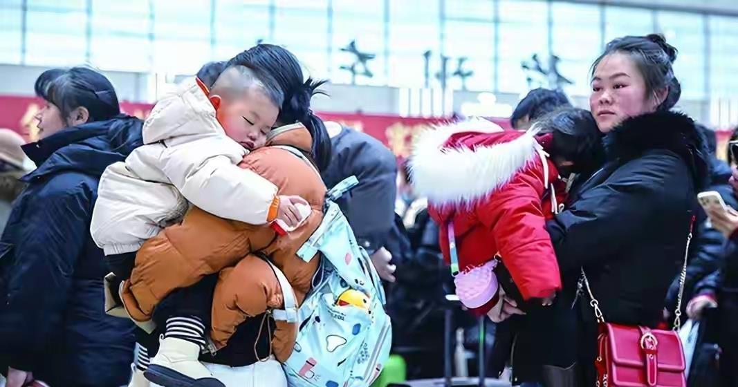 明天就是春节了，地铁站高铁站里挤满了归家的人潮，年轻人的聊天群却在热议“反向团圆