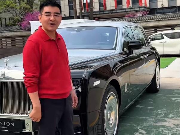 最近大家都在讨论陈光标送张雪劳斯莱斯豪车的事情，我觉得这两人都很伟大，都很了不起