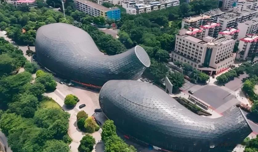 2026年，祖国山河间的一些丑陋建筑真让人无语。青海茶卡盐湖，那可是“天空之镜”